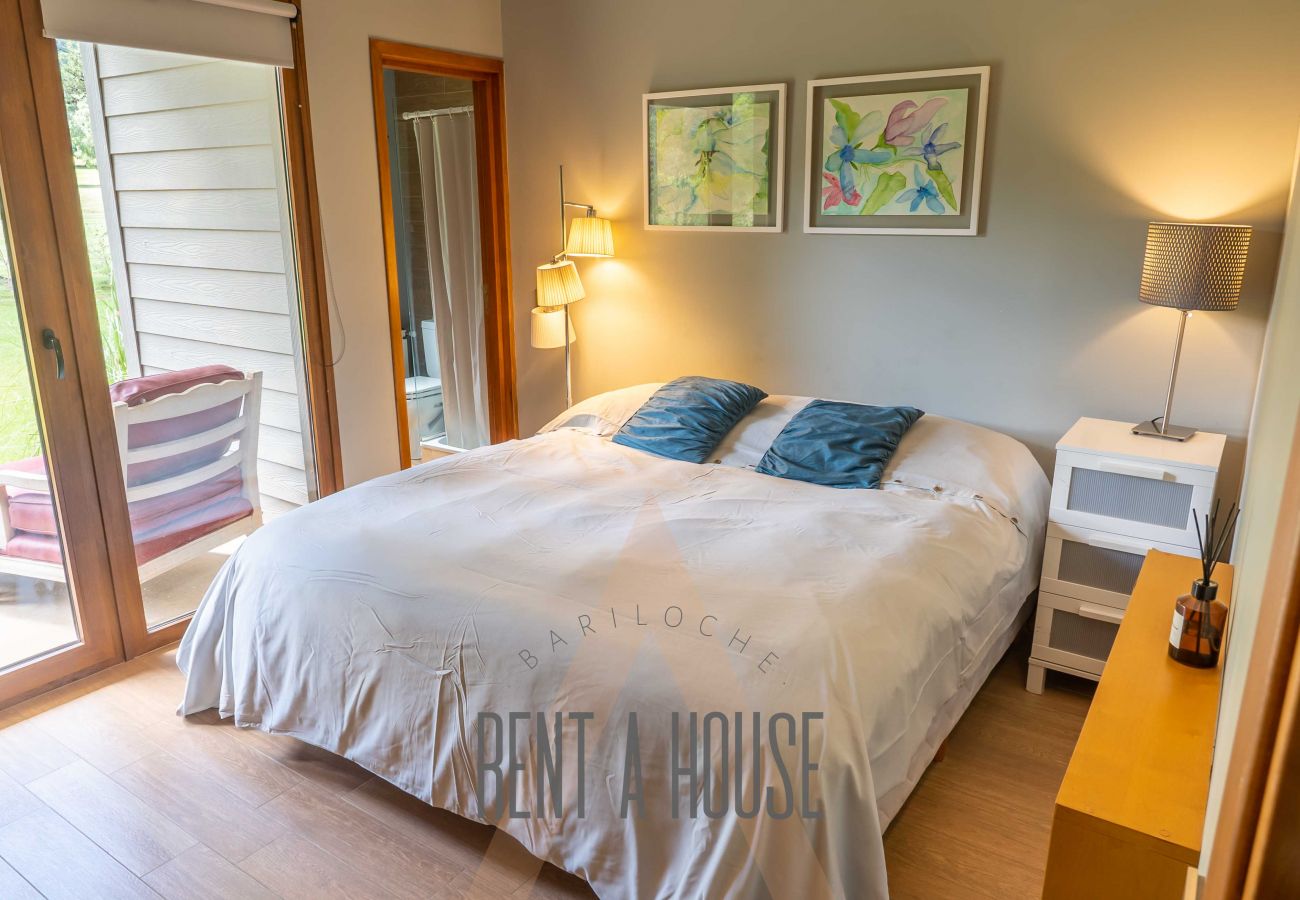 House in San Carlos de Bariloche - ARE12- COMODA Y CALIDA CASA EN ARELAUQUEN CON GALERÍAS Y HERMOSO JARDÍN CON VISTA A LAS MONTAÑAS