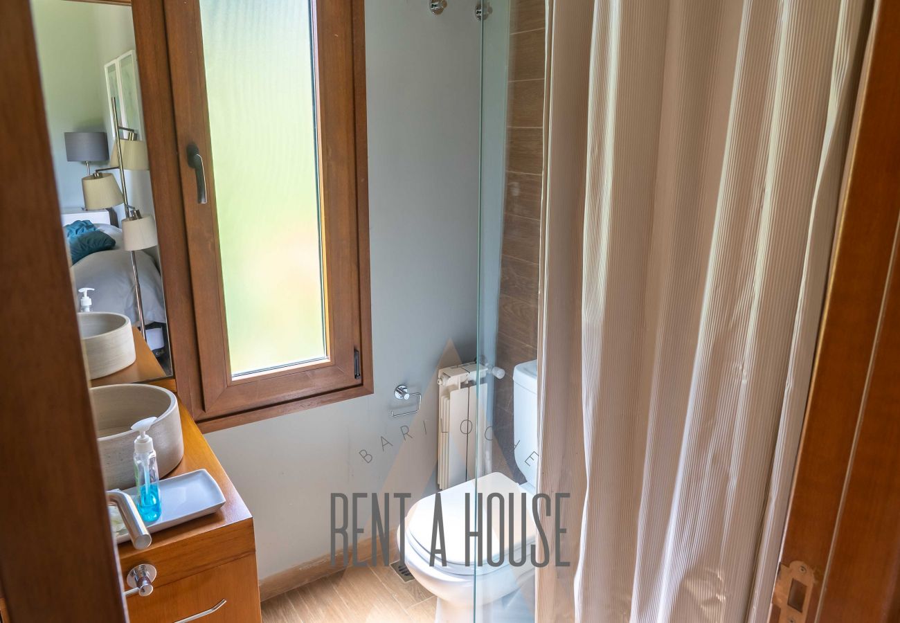 House in San Carlos de Bariloche - ARE12- COMODA Y CALIDA CASA EN ARELAUQUEN CON GALERÍAS Y HERMOSO JARDÍN CON VISTA A LAS MONTAÑAS