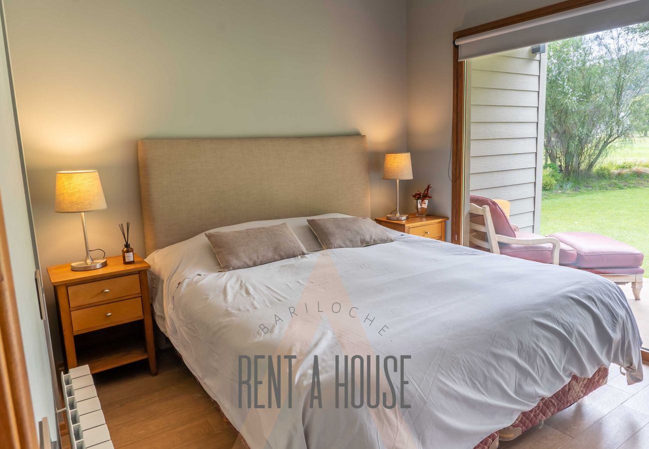 House in San Carlos de Bariloche - ARE12- COMODA Y CALIDA CASA EN ARELAUQUEN CON GALERÍAS Y HERMOSO JARDÍN CON VISTA A LAS MONTAÑAS