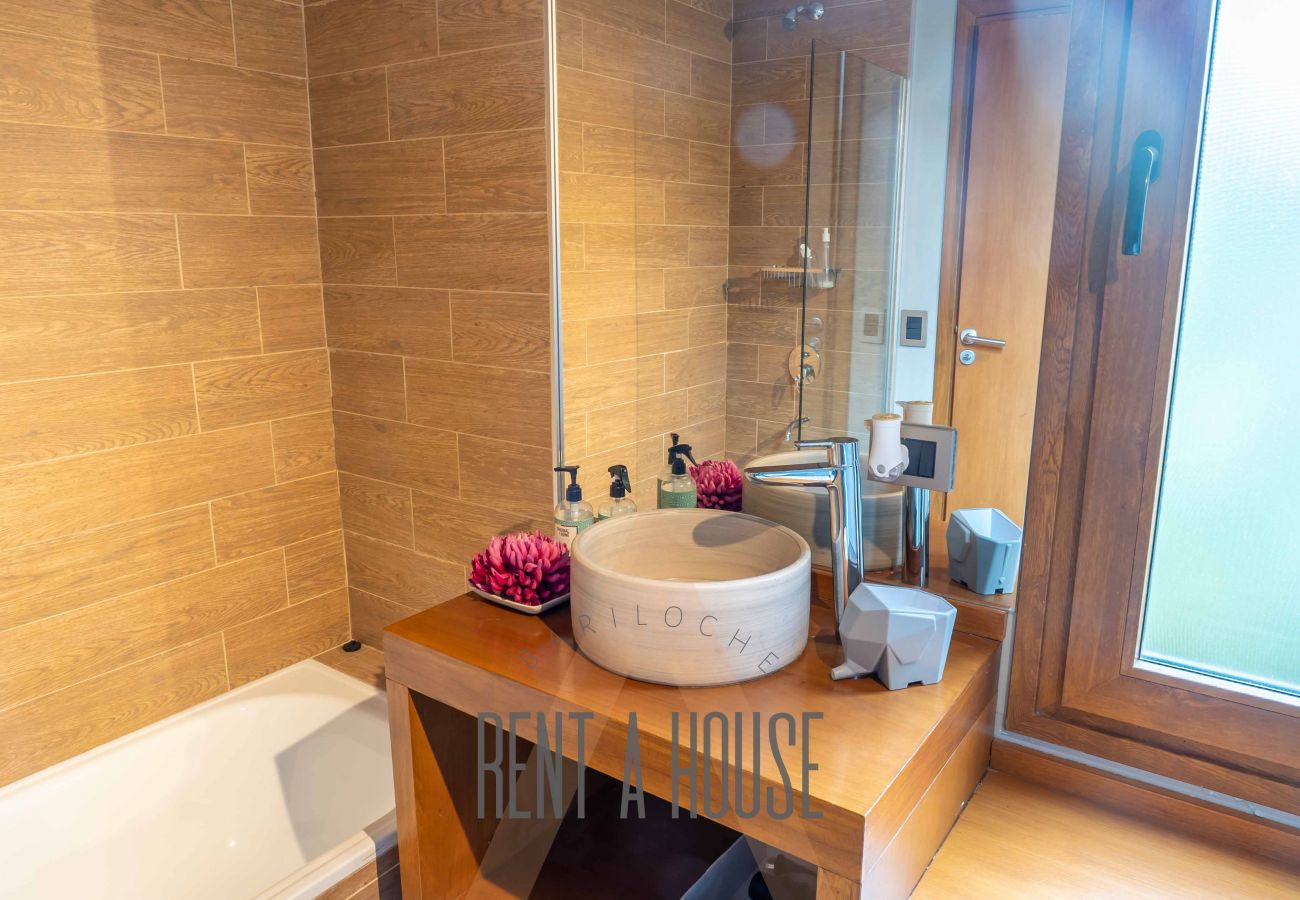 House in San Carlos de Bariloche - ARE12- COMODA Y CALIDA CASA EN ARELAUQUEN CON GALERÍAS Y HERMOSO JARDÍN CON VISTA A LAS MONTAÑAS