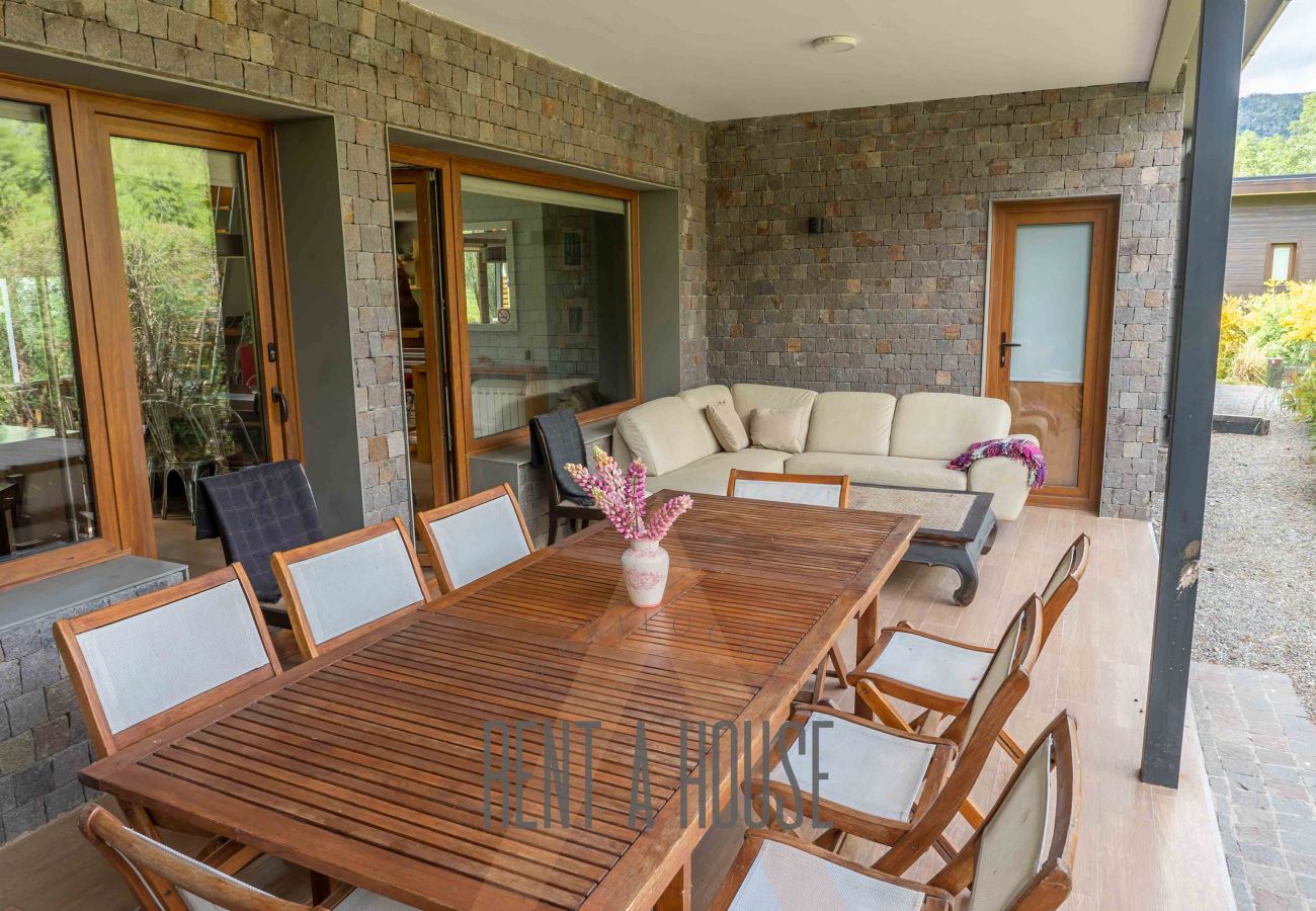 House in San Carlos de Bariloche - ARE12- COMODA Y CALIDA CASA EN ARELAUQUEN CON GALERÍAS Y HERMOSO JARDÍN CON VISTA A LAS MONTAÑAS