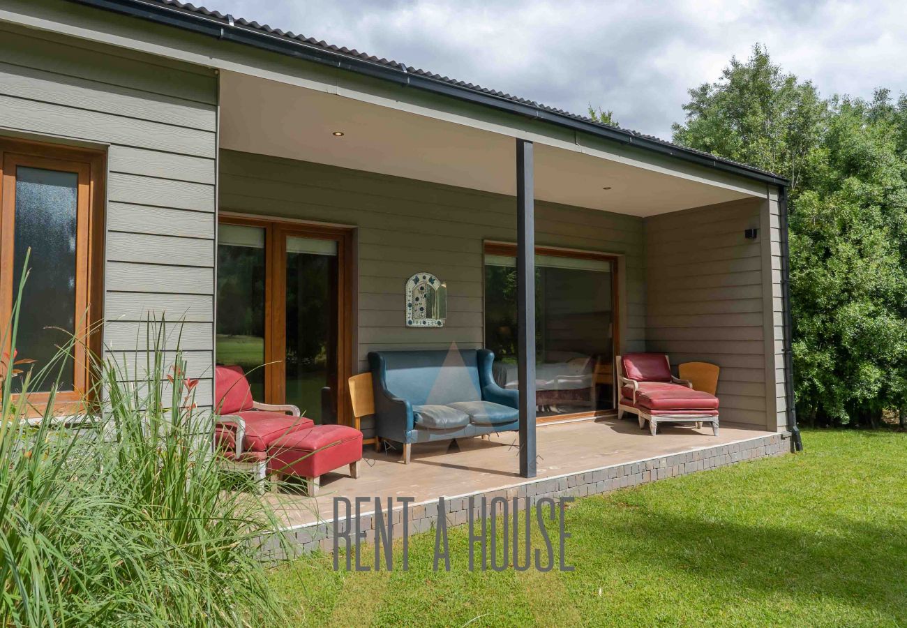 House in San Carlos de Bariloche - ARE12- COMODA Y CALIDA CASA EN ARELAUQUEN CON GALERÍAS Y HERMOSO JARDÍN CON VISTA A LAS MONTAÑAS