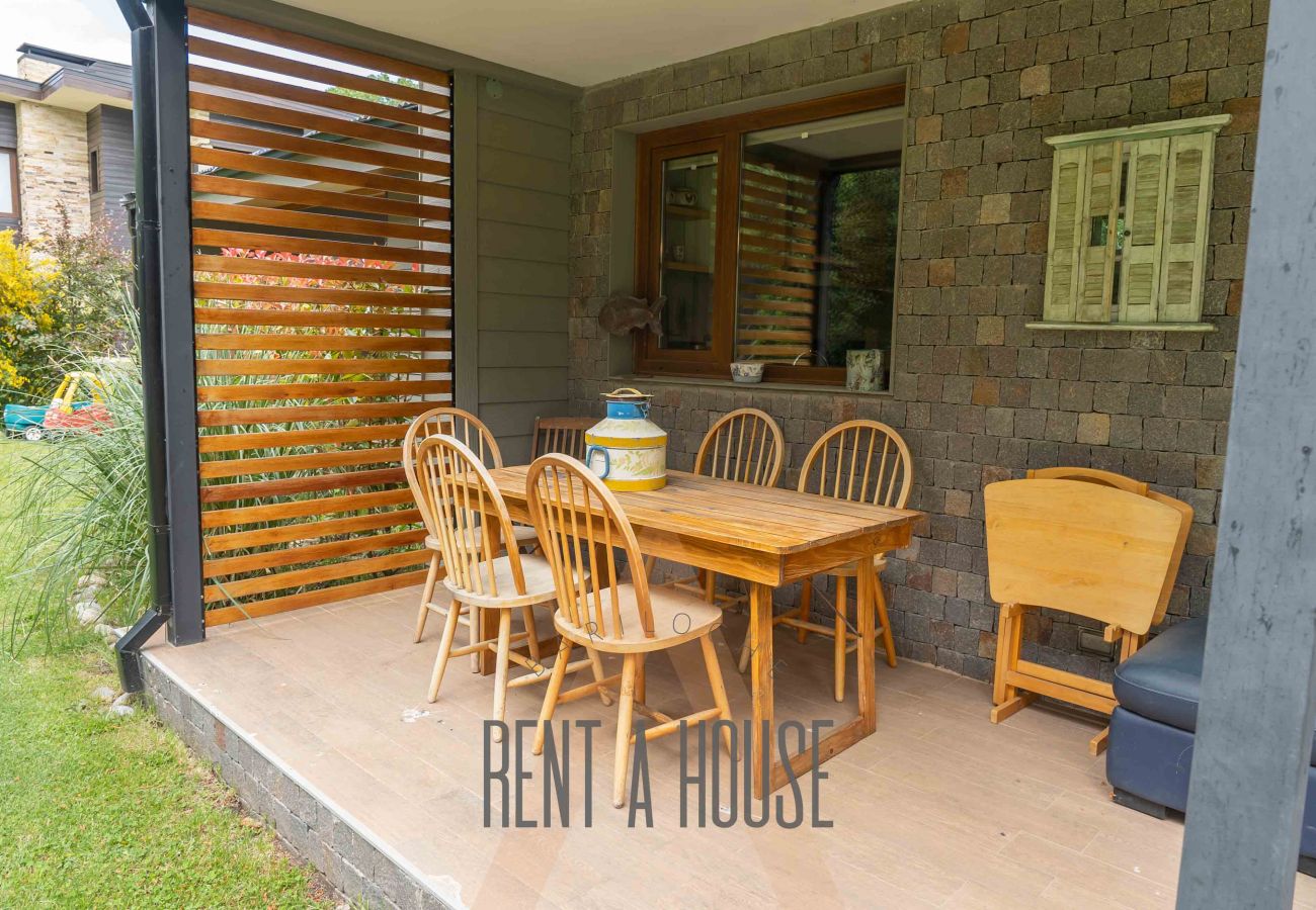 House in San Carlos de Bariloche - ARE12- COMODA Y CALIDA CASA EN ARELAUQUEN CON GALERÍAS Y HERMOSO JARDÍN CON VISTA A LAS MONTAÑAS