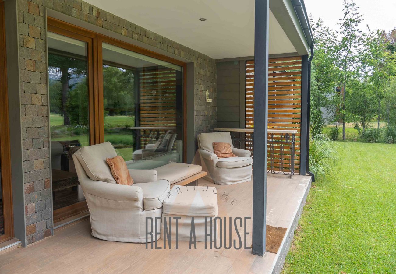 House in San Carlos de Bariloche - ARE12- COMODA Y CALIDA CASA EN ARELAUQUEN CON GALERÍAS Y HERMOSO JARDÍN CON VISTA A LAS MONTAÑAS