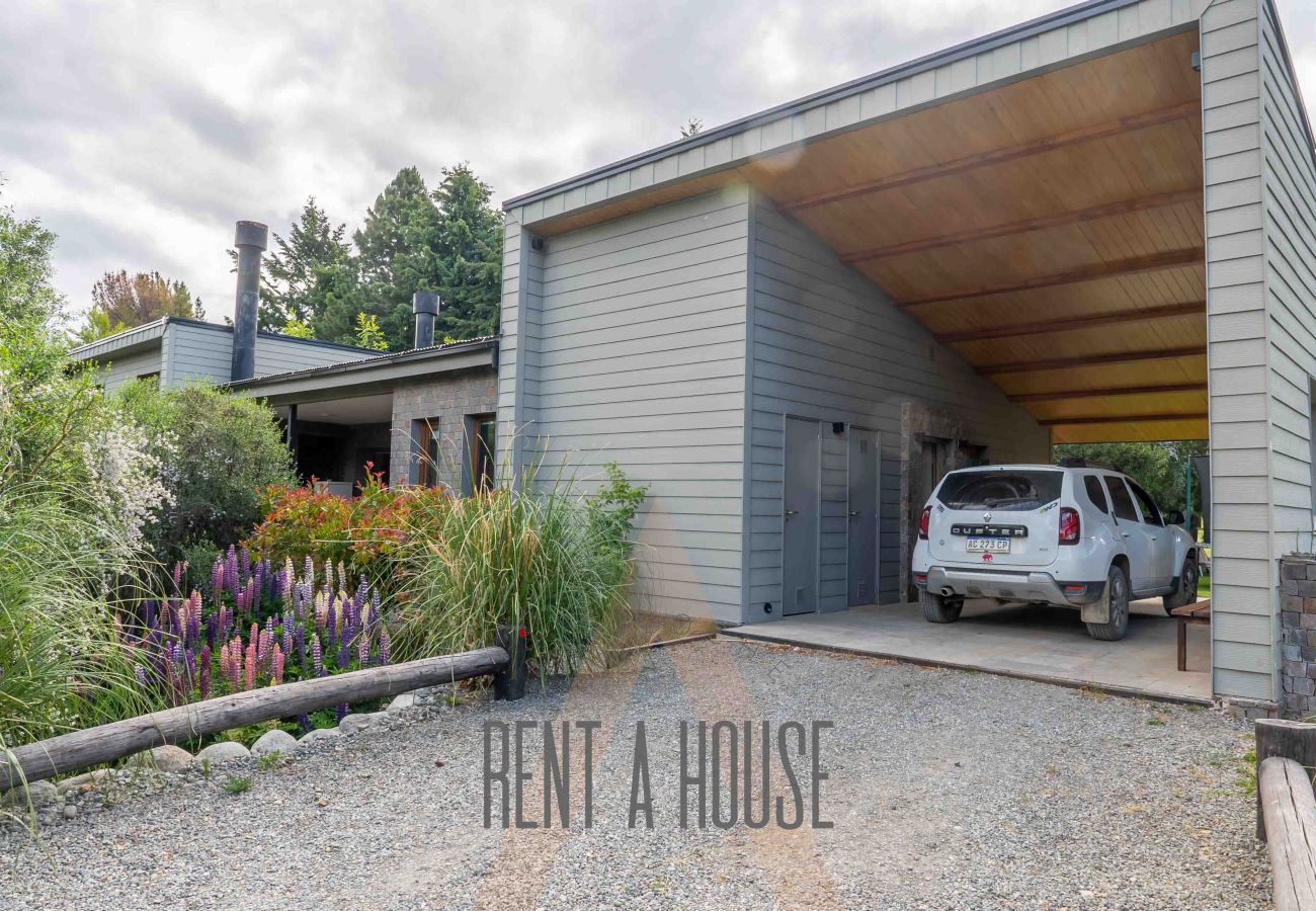 House in San Carlos de Bariloche - ARE12- COMODA Y CALIDA CASA EN ARELAUQUEN CON GALERÍAS Y HERMOSO JARDÍN CON VISTA A LAS MONTAÑAS