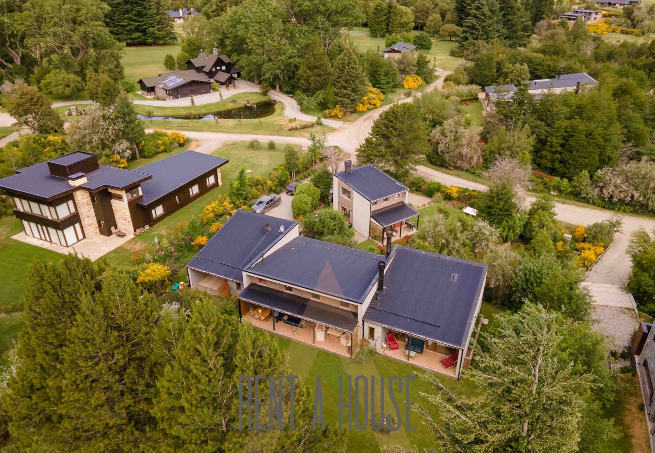 House in San Carlos de Bariloche - ARE12- COMODA Y CALIDA CASA EN ARELAUQUEN CON GALERÍAS Y HERMOSO JARDÍN CON VISTA A LAS MONTAÑAS