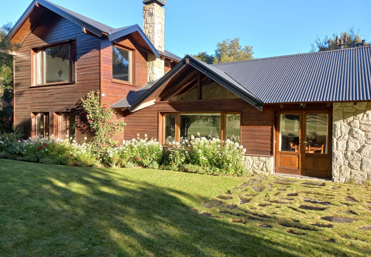 House in San Carlos de Bariloche - ARE41 HOUSE IN ARELAUQUEN WITH DIRECT EXIT TO THE GOLF COURSE