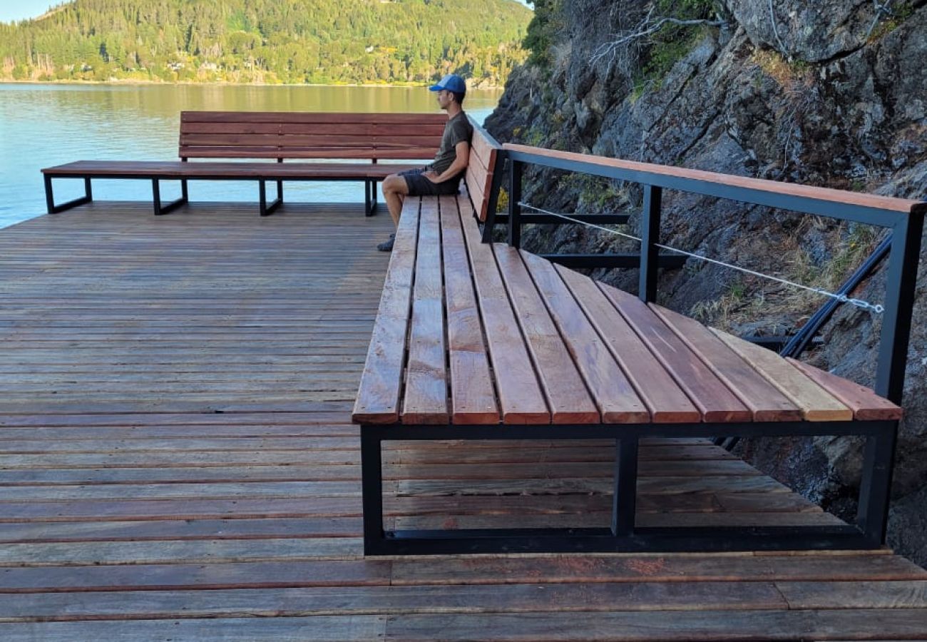 House in San Carlos de Bariloche - Peni14c Beautiful house with an incredible view of Nahuel Huapi and a deck over the lake.