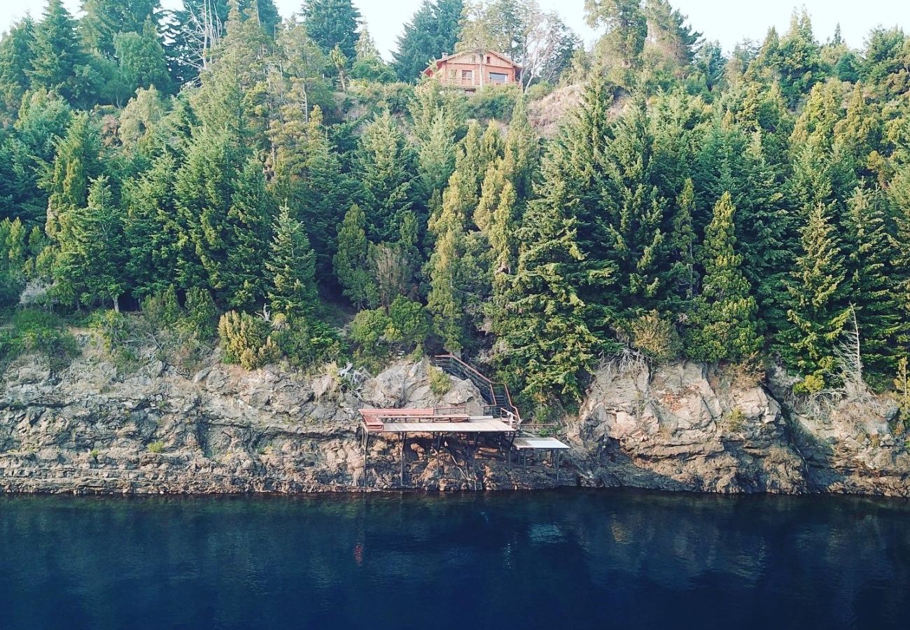 House in San Carlos de Bariloche - Peni14c Beautiful house with an incredible view of Nahuel Huapi and a deck over the lake.