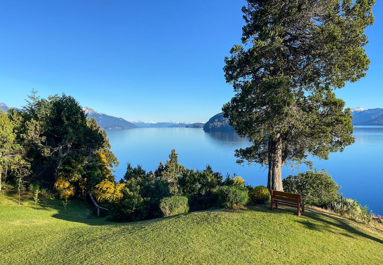 House in San Carlos de Bariloche - Peni14c Beautiful house with an incredible view of Nahuel Huapi and a deck over the lake.