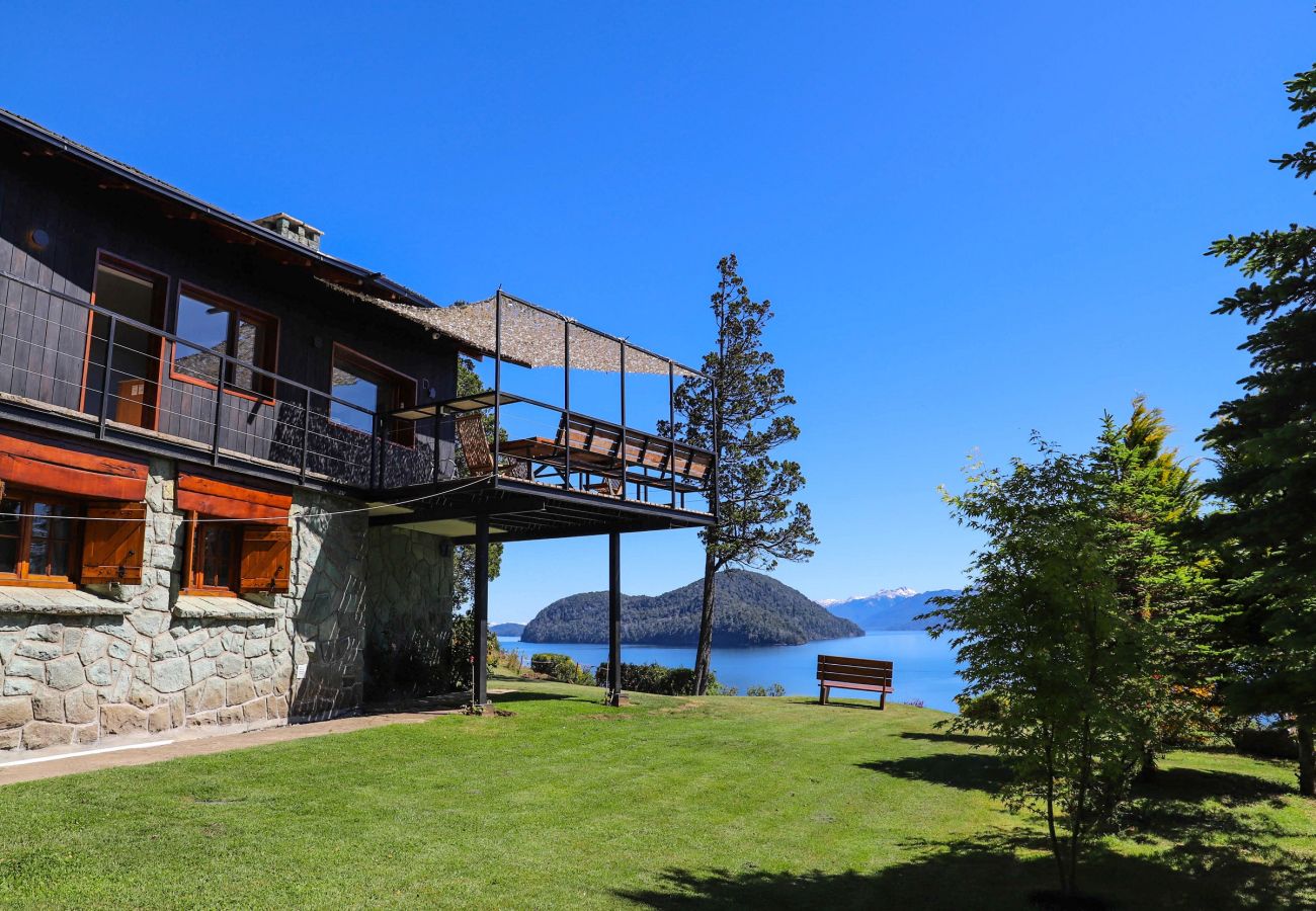 House in San Carlos de Bariloche - Peni14c Beautiful house with an incredible view of Nahuel Huapi and a deck over the lake.