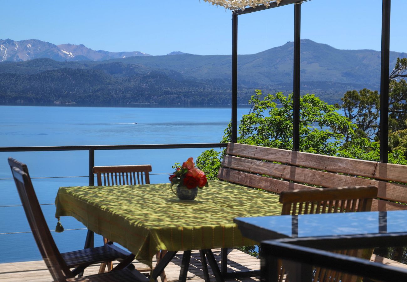 House in San Carlos de Bariloche - Peni14c Beautiful house with an incredible view of Nahuel Huapi and a deck over the lake.