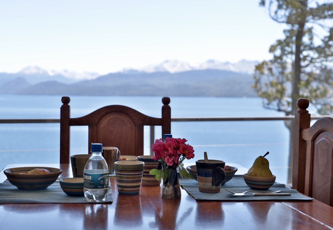 House in San Carlos de Bariloche - Peni14c Beautiful house with an incredible view of Nahuel Huapi and a deck over the lake.