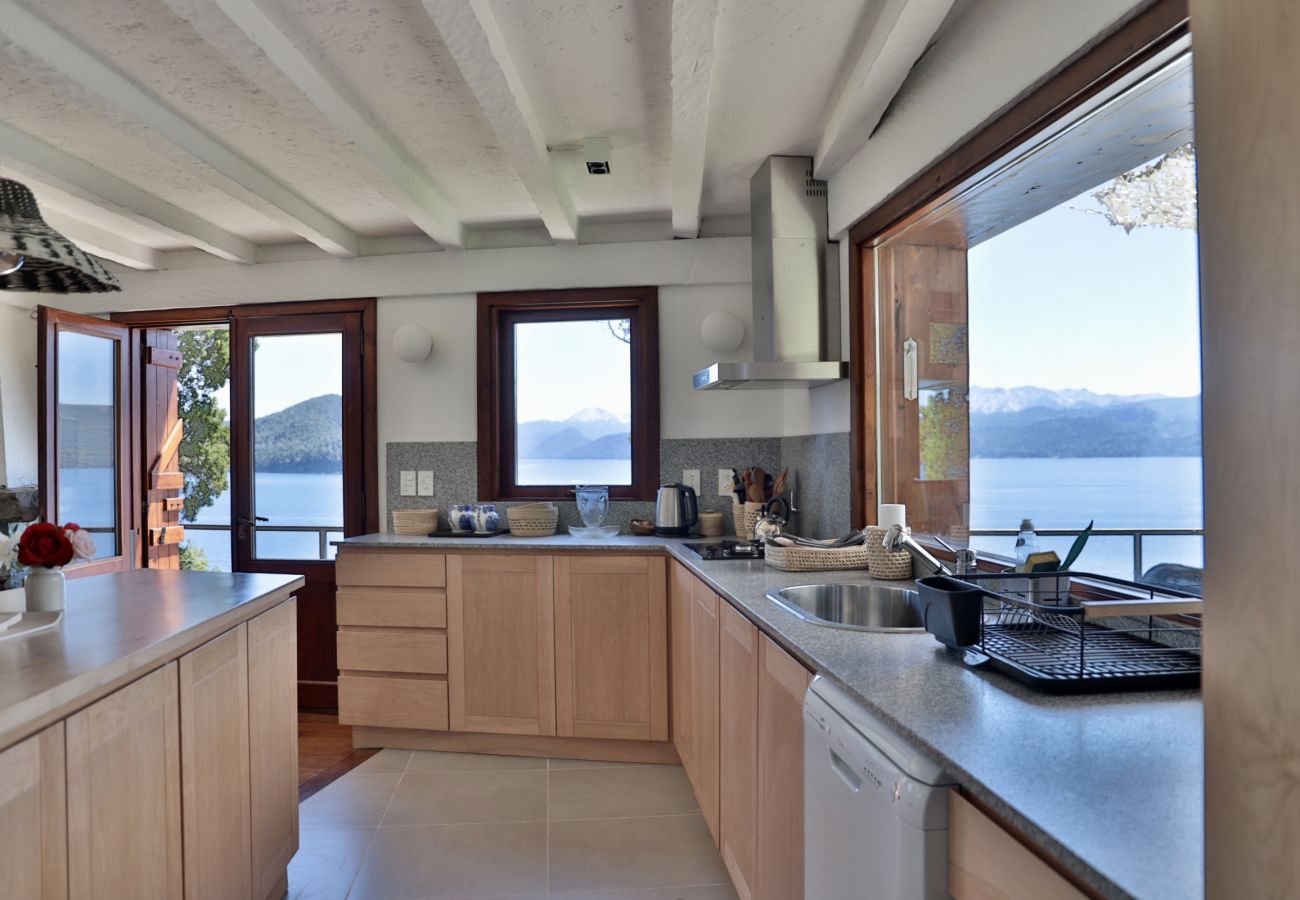 House in San Carlos de Bariloche - Peni14c Beautiful house with an incredible view of Nahuel Huapi and a deck over the lake.