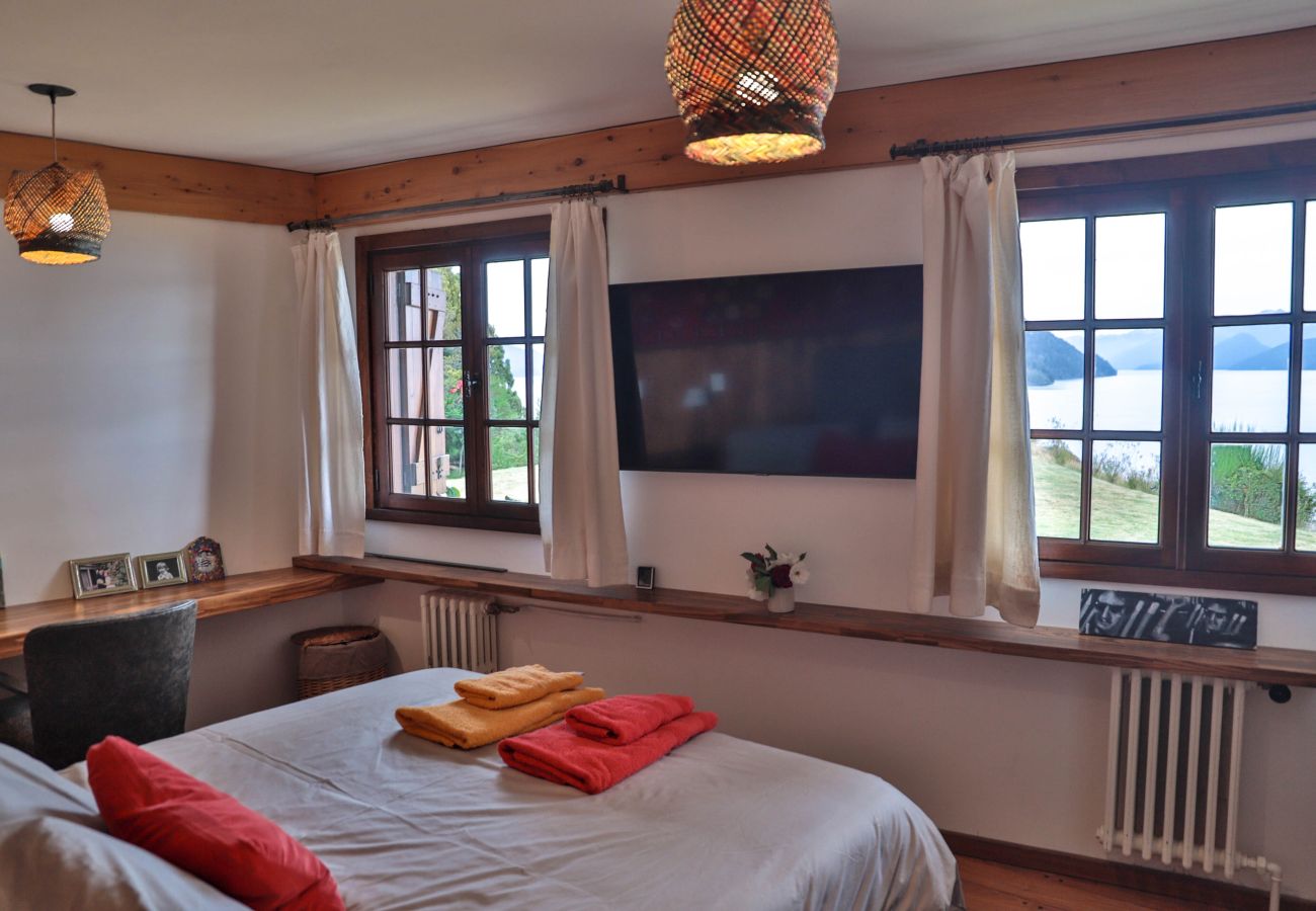 House in San Carlos de Bariloche - Peni14c Beautiful house with an incredible view of Nahuel Huapi and a deck over the lake.
