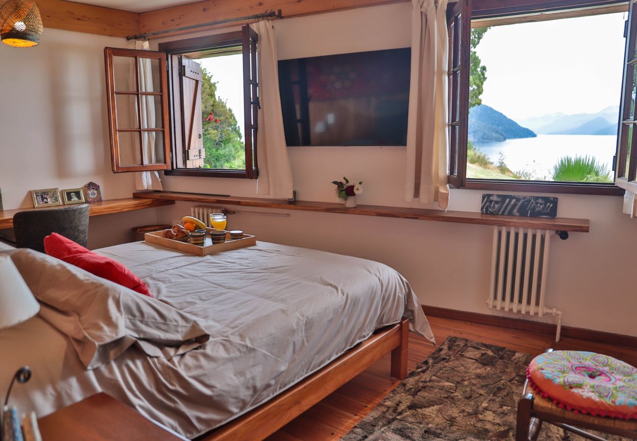 House in San Carlos de Bariloche - Peni14c Beautiful house with an incredible view of Nahuel Huapi and a deck over the lake.