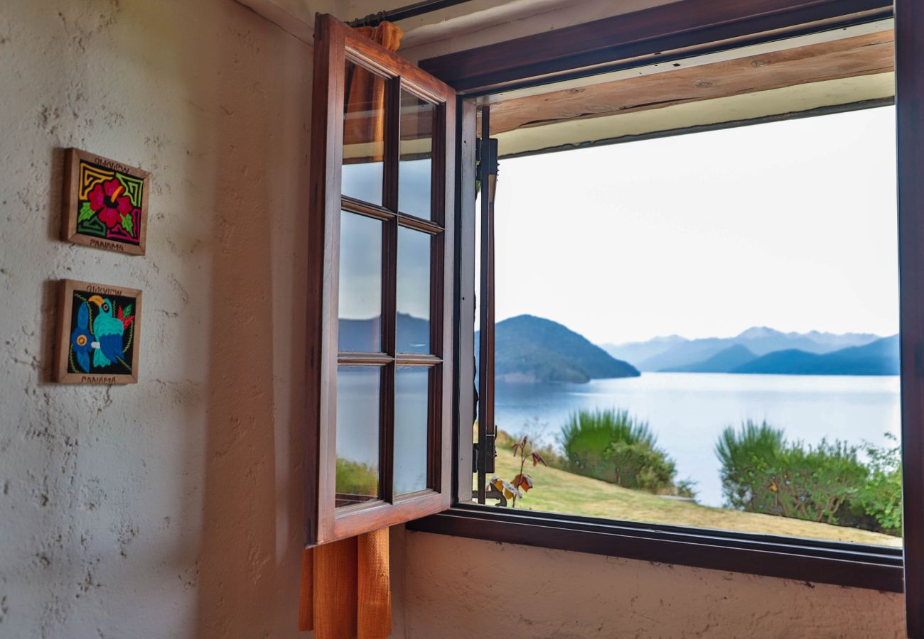 House in San Carlos de Bariloche - Peni14c Beautiful house with an incredible view of Nahuel Huapi and a deck over the lake.