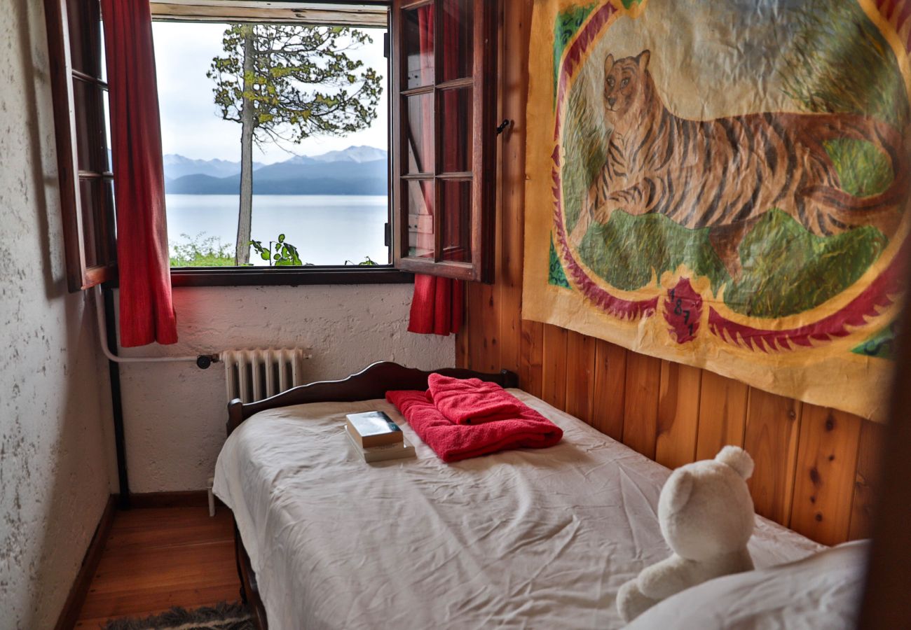 House in San Carlos de Bariloche - Peni14c Beautiful house with an incredible view of Nahuel Huapi and a deck over the lake.