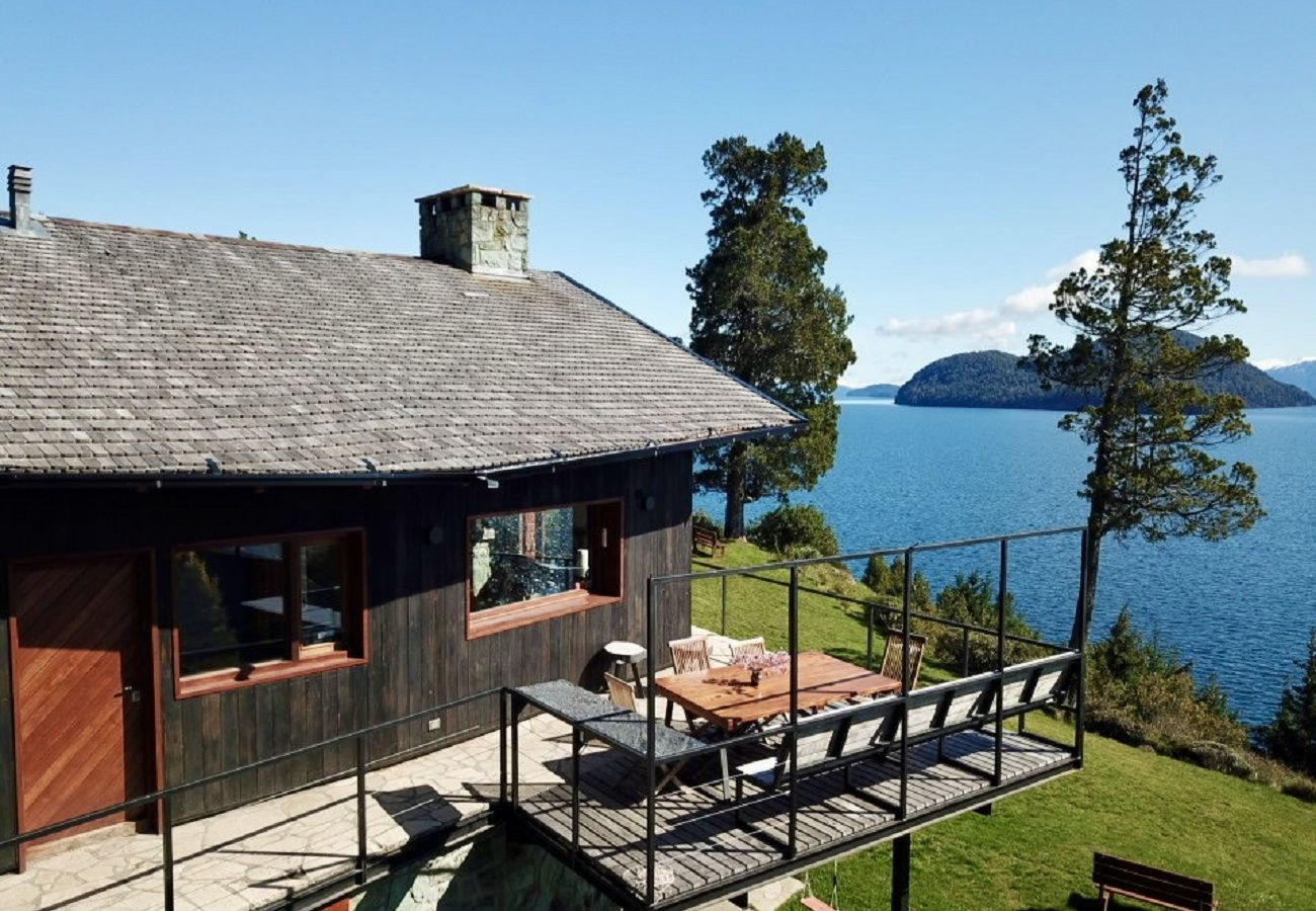 House in San Carlos de Bariloche - Peni14c Beautiful house with an incredible view of Nahuel Huapi and a deck over the lake.