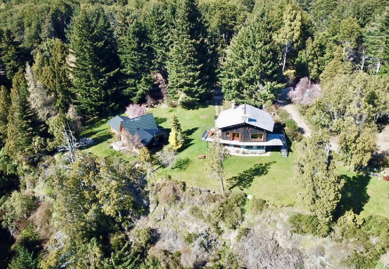 House in San Carlos de Bariloche - Peni14c Beautiful house with an incredible view of Nahuel Huapi and a deck over the lake.