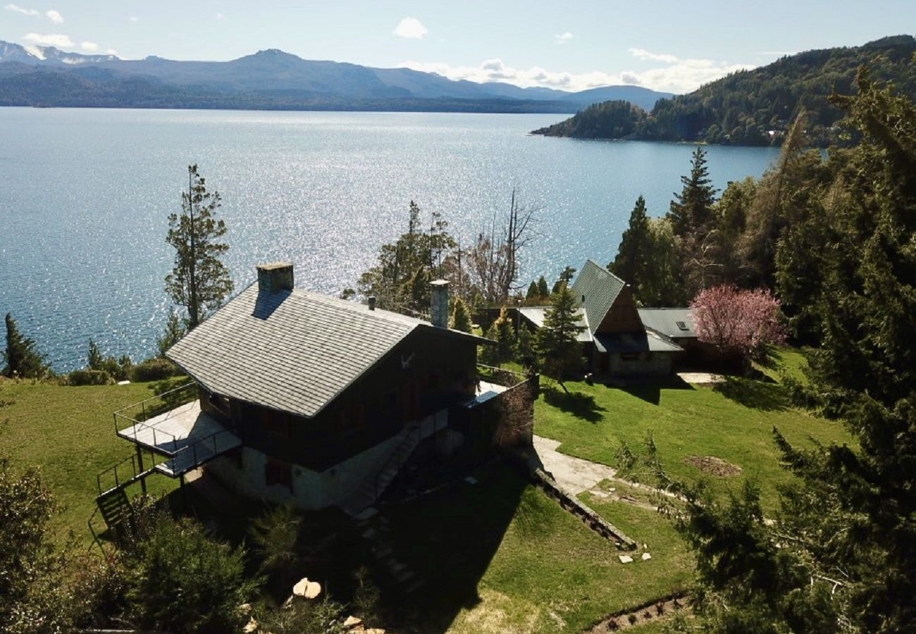 House in San Carlos de Bariloche - Peni14c Beautiful house with an incredible view of Nahuel Huapi and a deck over the lake.