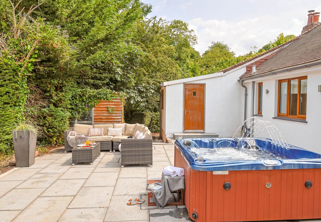 Outdoor hot tub on the terrace of Bramblewood cottage, Maidencombe