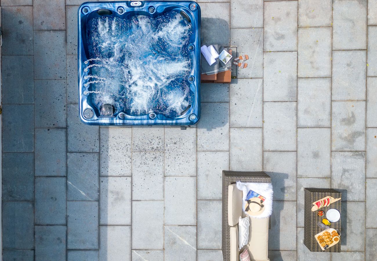 Outdoor hot tub on the terrace of Bramblewood cottage, Maidencombe