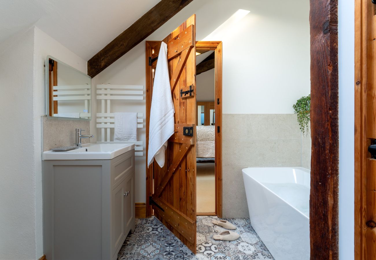 Cottage in Berry Pomeroy - The Old Coach House – Romantic Devon Barn with Gardens Near Totnes & Dartmoor