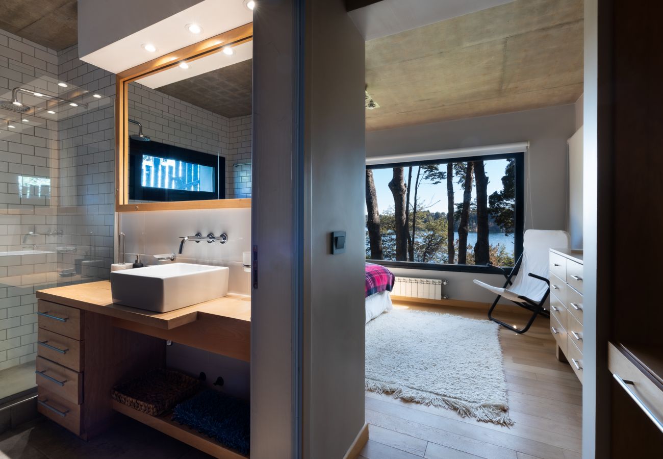 House in San Carlos de Bariloche - MORE26 Spectacular modern house with coast on Lake Moreno