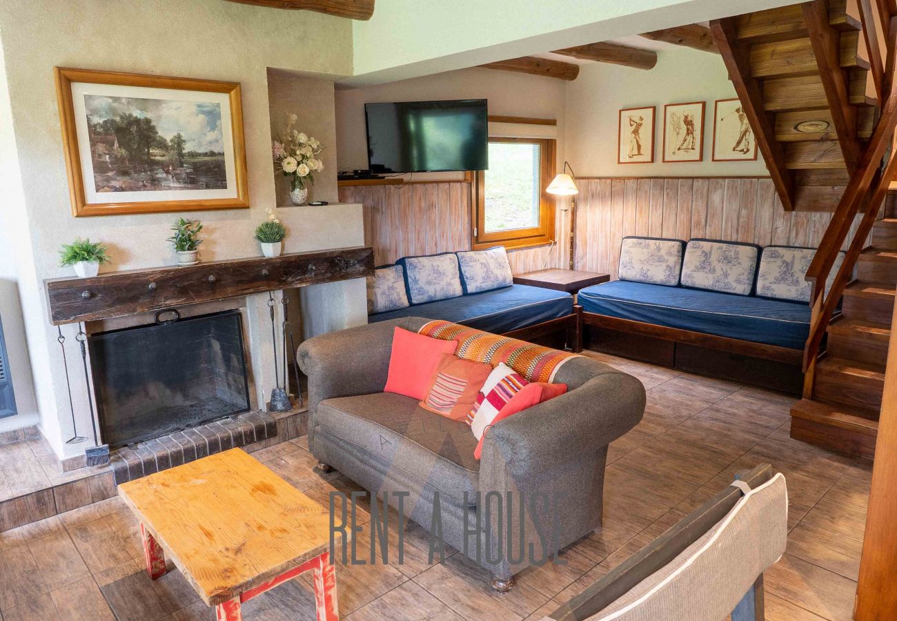 Cabin in San Carlos de Bariloche - ARE03 2 BEDROOM BEDROOM WITH DIRECT EXIT TO THE GOLF COURSE