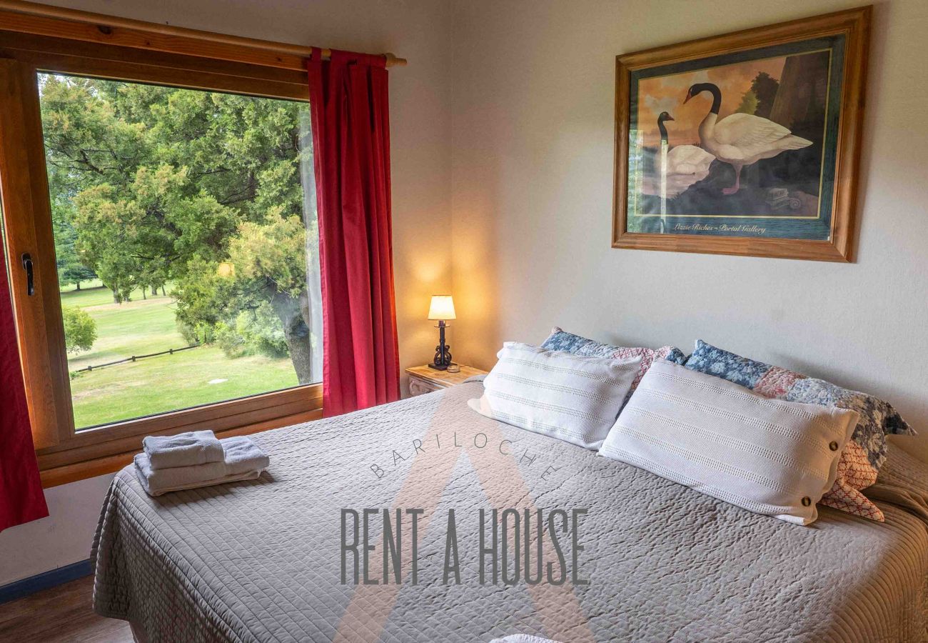 Cabin in San Carlos de Bariloche - ARE03 2 BEDROOM BEDROOM WITH DIRECT EXIT TO THE GOLF COURSE