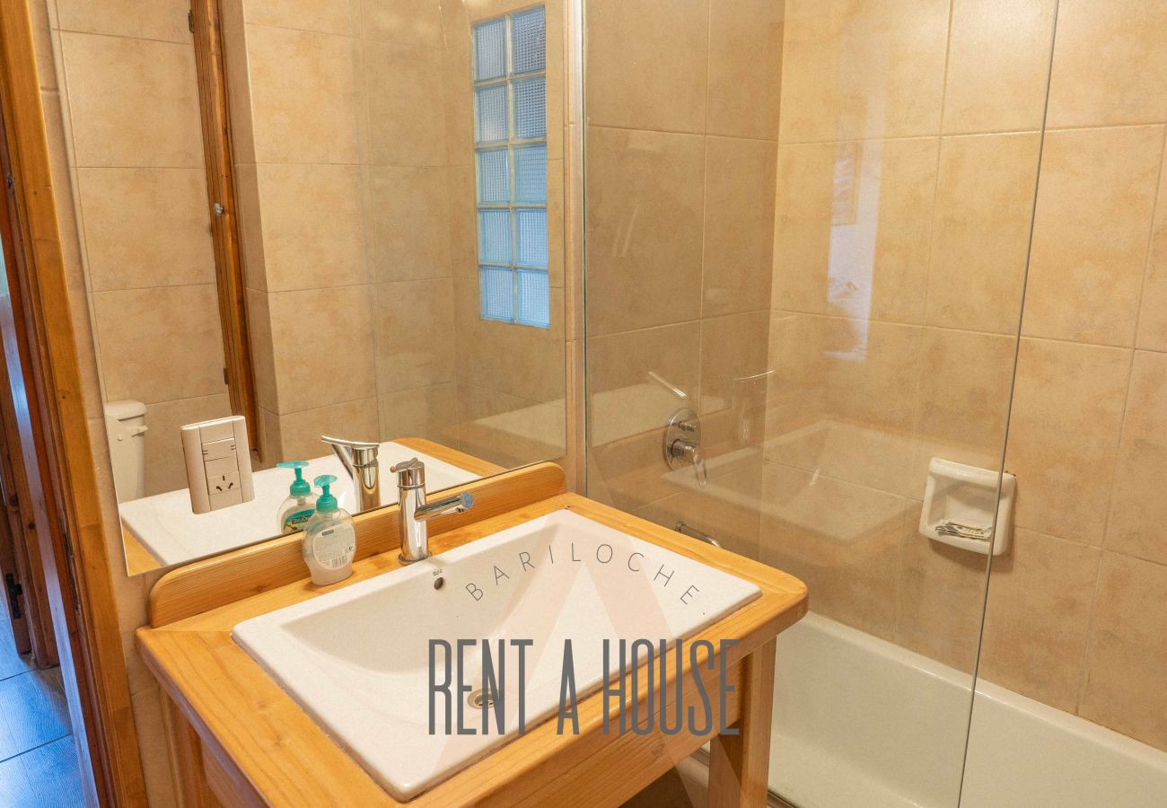 Cabin in San Carlos de Bariloche - ARE03 2 BEDROOM BEDROOM WITH DIRECT EXIT TO THE GOLF COURSE