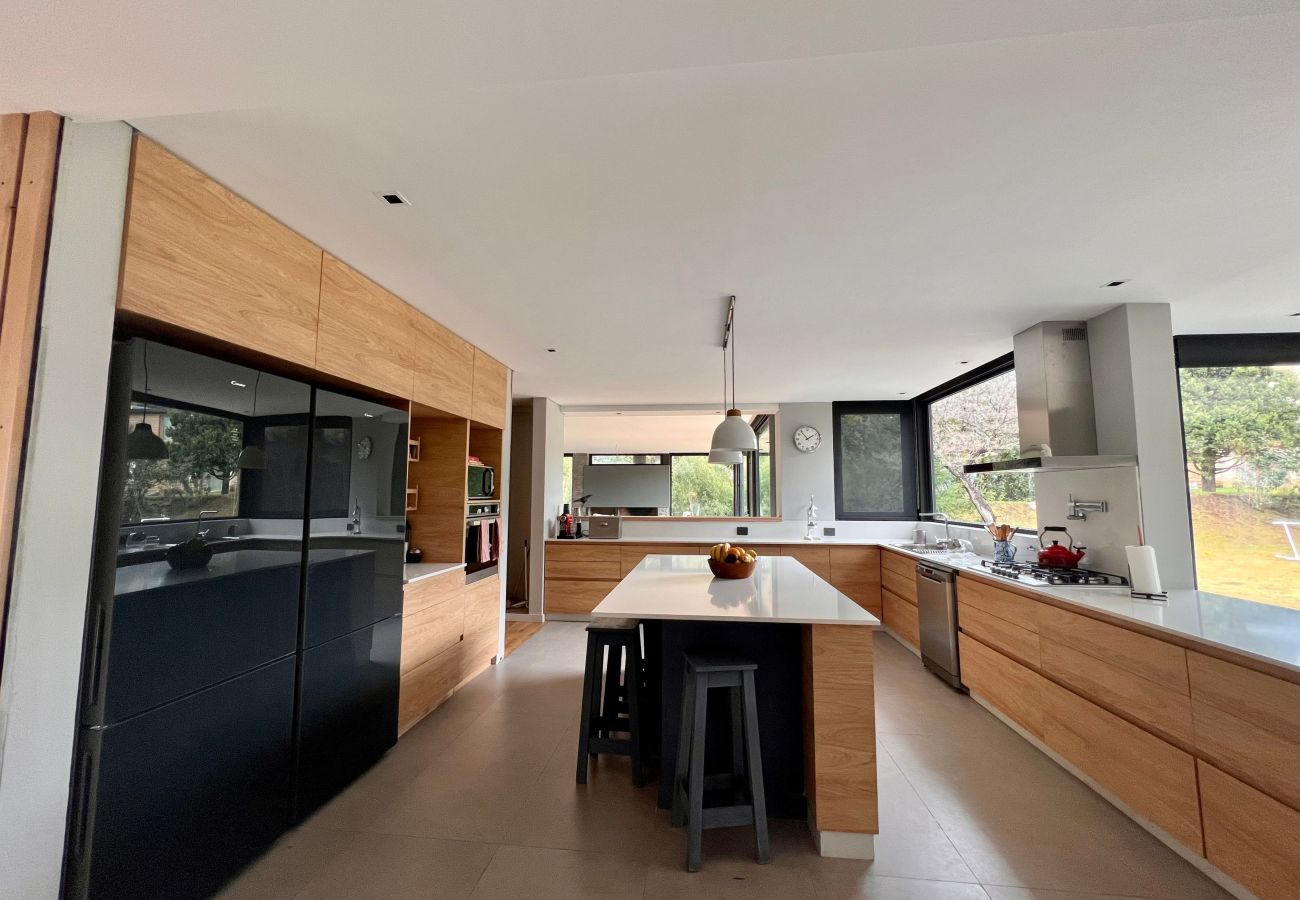 House in San Carlos de Bariloche -  ARE42 -MODERN AND SPACIOUS HOUSE IN ARELAUQUEN