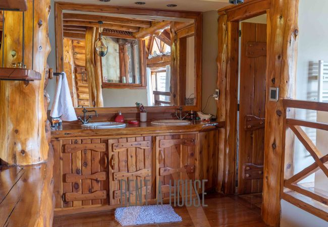 House in San Carlos de Bariloche - Spectacular 890 meter house with two heated pools and lake shore. House in San Carlos de Bariloche - Spectacular 890 meter house with two heated pools and lake shore.