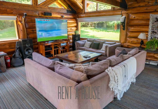 House in San Carlos de Bariloche - Spectacular 890 meter house with two heated pools and lake shore. House in San Carlos de Bariloche - Spectacular 890 meter house with two heated pools and lake shore.