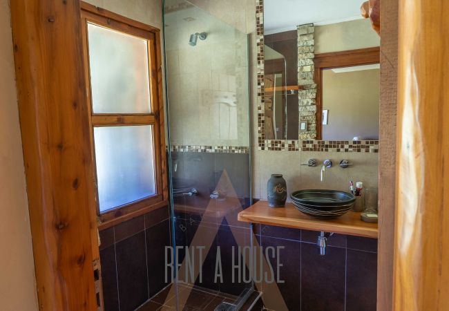 House in San Carlos de Bariloche - Spectacular 890 meter house with two heated pools and lake shore. House in San Carlos de Bariloche - Spectacular 890 meter house with two heated pools and lake shore.