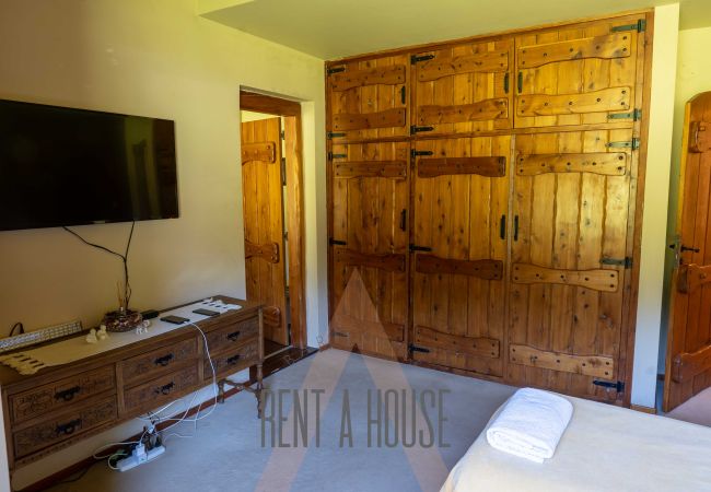 House in San Carlos de Bariloche - Spectacular 890 meter house with two heated pools and lake shore. House in San Carlos de Bariloche - Spectacular 890 meter house with two heated pools and lake shore.