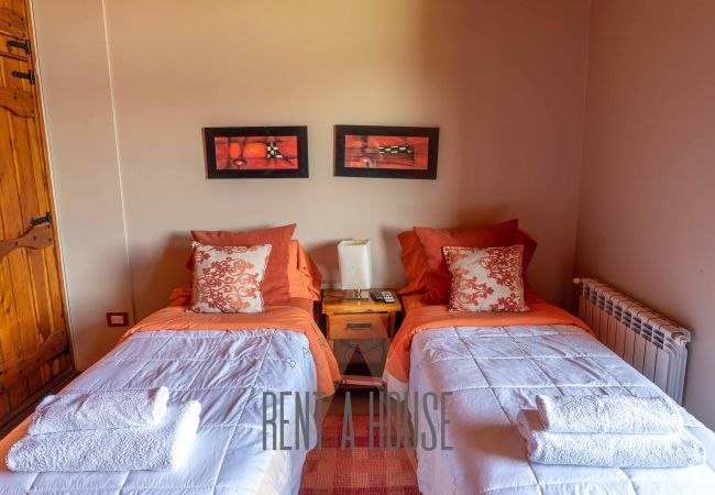 House in San Carlos de Bariloche - Spectacular 890 meter house with two heated pools and lake shore. House in San Carlos de Bariloche - Spectacular 890 meter house with two heated pools and lake shore.