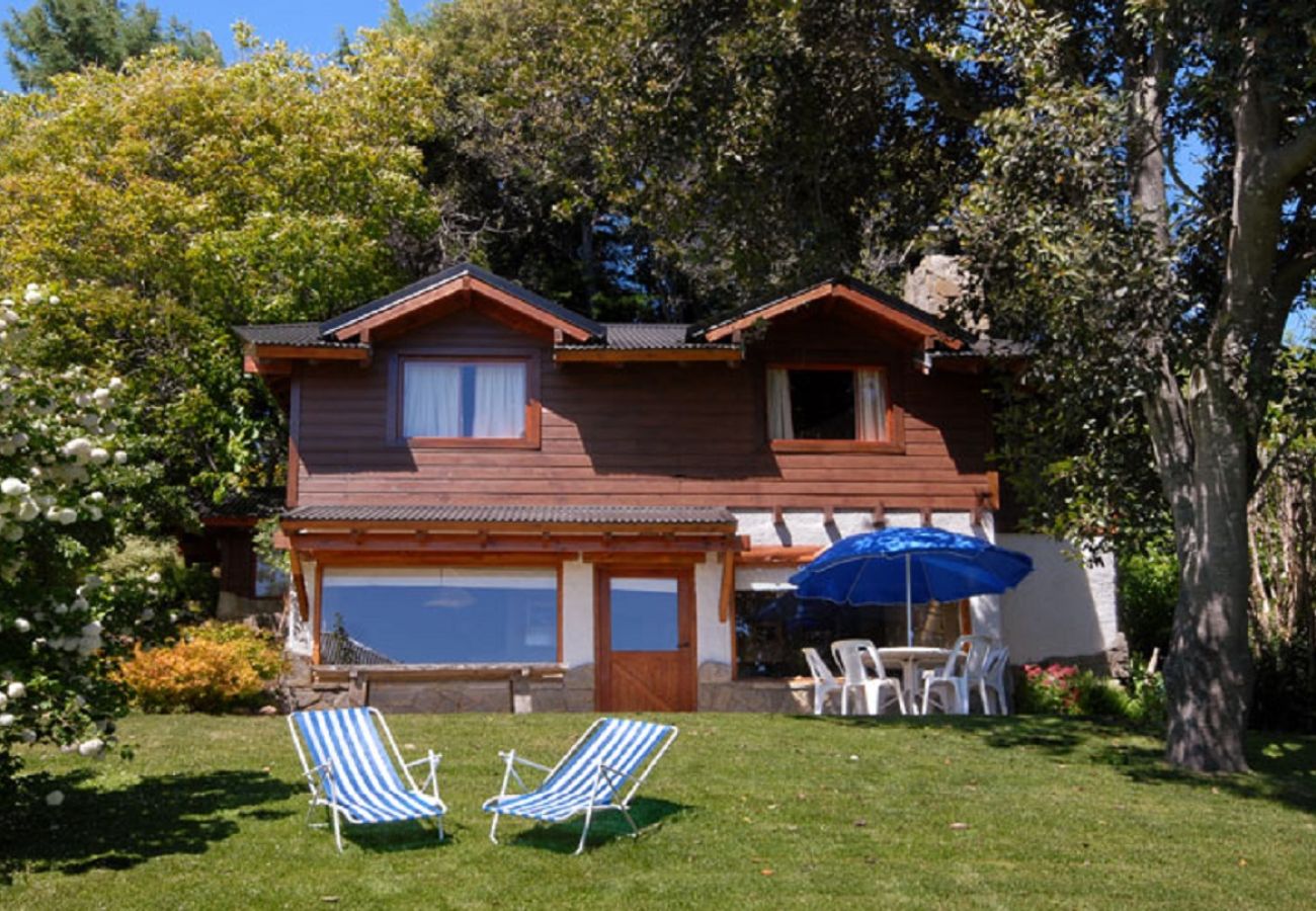 Cabin in San Carlos de Bariloche - HUAPI19C Warm cabin with large garden in front of Lake Nahuel Huapi Within a complex of 4 cabins.