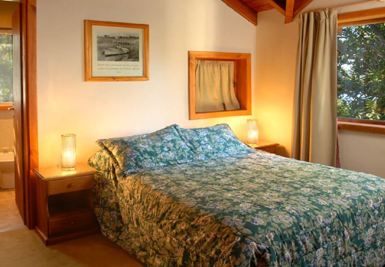 Cabin in San Carlos de Bariloche - HUAPI19C Warm cabin with large garden in front of Lake Nahuel Huapi Within a complex of 4 cabins.