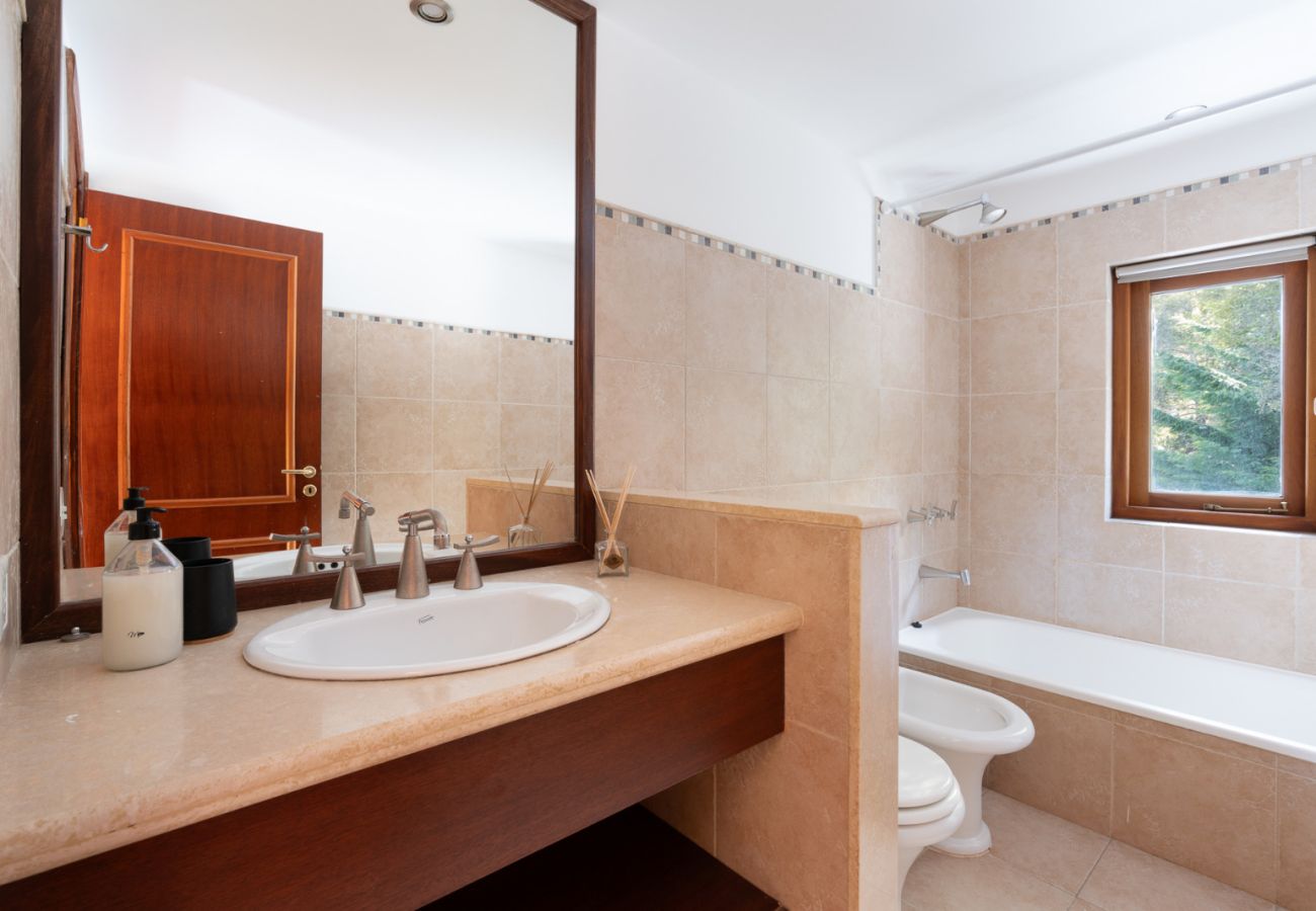 House in San Carlos de Bariloche - ARE26 COMFORTABLE HOUSE WITH LAKE VIEW AND VERY CLOSE TO THE GOLF STARTER