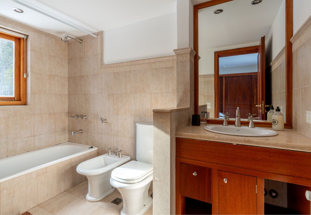 House in San Carlos de Bariloche - ARE26 COMFORTABLE HOUSE WITH LAKE VIEW AND VERY CLOSE TO THE GOLF STARTER