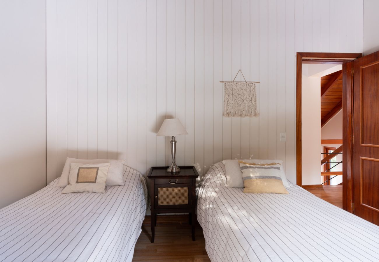 House in San Carlos de Bariloche - ARE26 COMFORTABLE HOUSE WITH LAKE VIEW AND VERY CLOSE TO THE GOLF STARTER