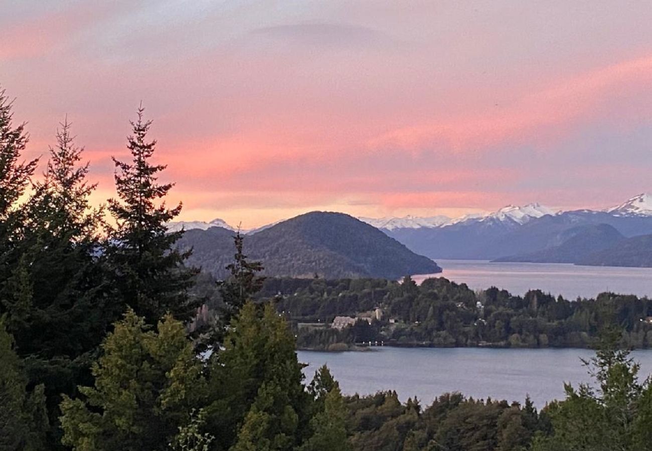 House in San Carlos de Bariloche - VIEW06 Excellent house with a view of Lake Nahuel Huapi and a large wooded park