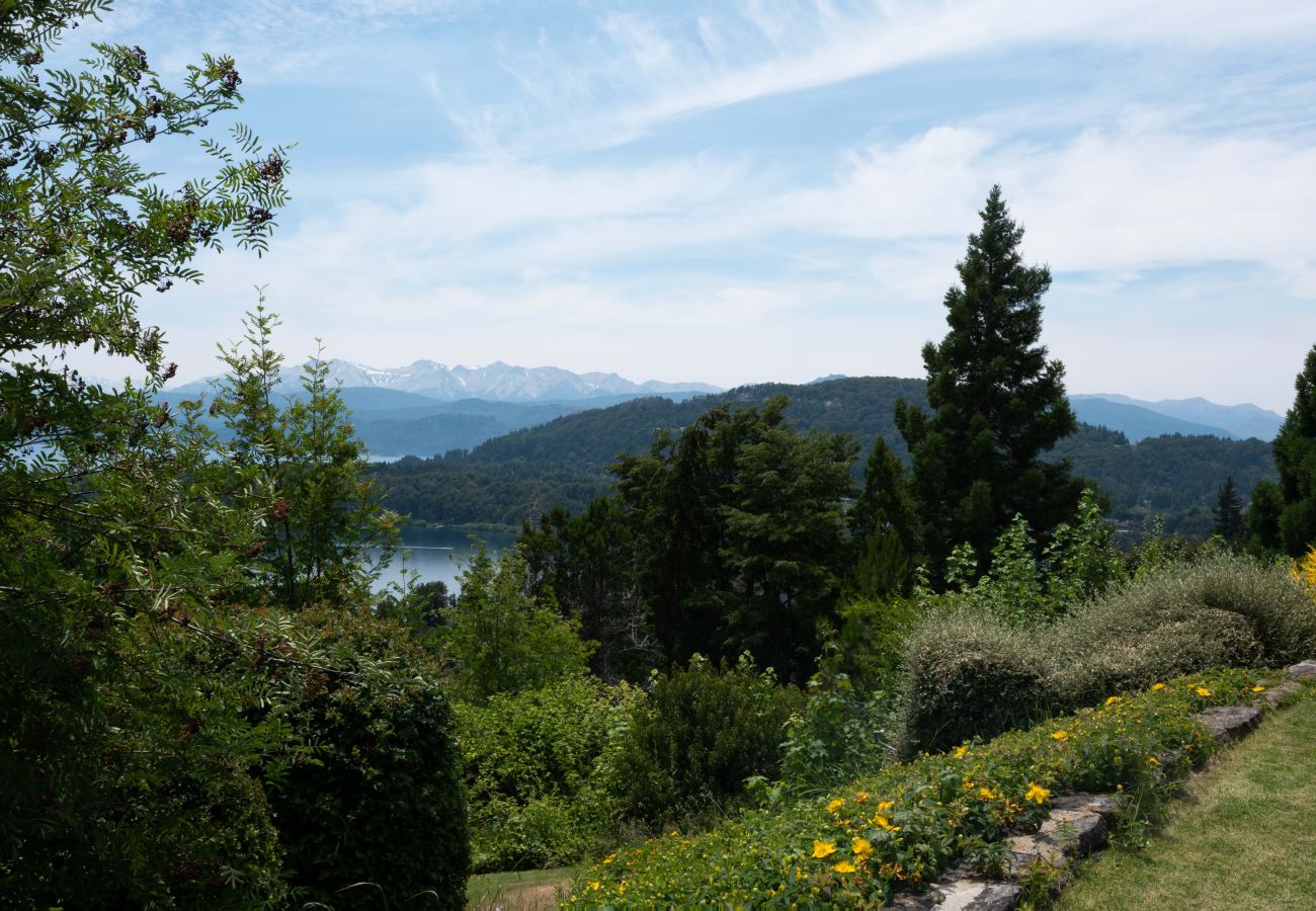 House in San Carlos de Bariloche - VIEW06 Excellent house with a view of Lake Nahuel Huapi and a large wooded park