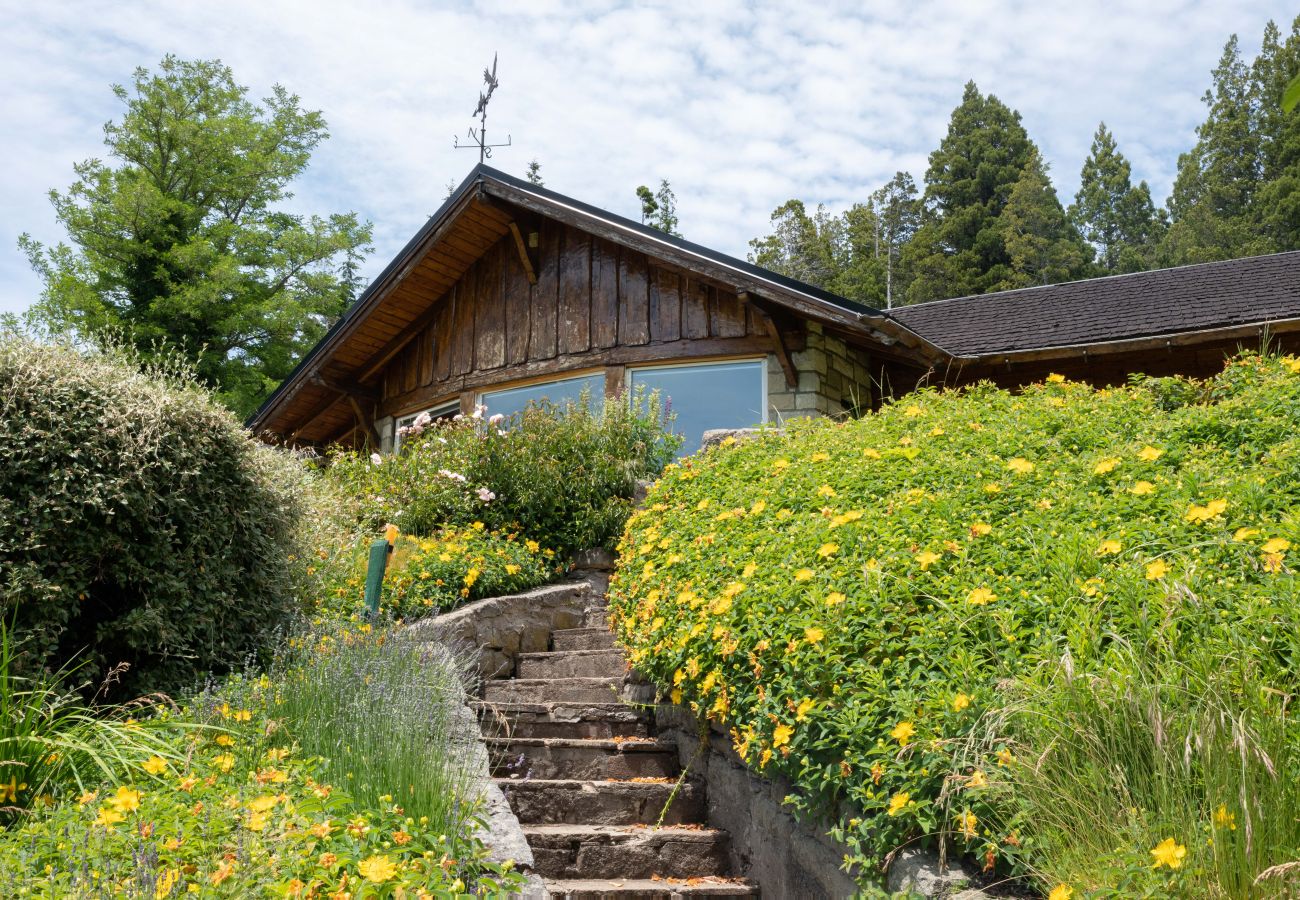 House in San Carlos de Bariloche - VIEW06 Excellent house with a view of Lake Nahuel Huapi and a large wooded park