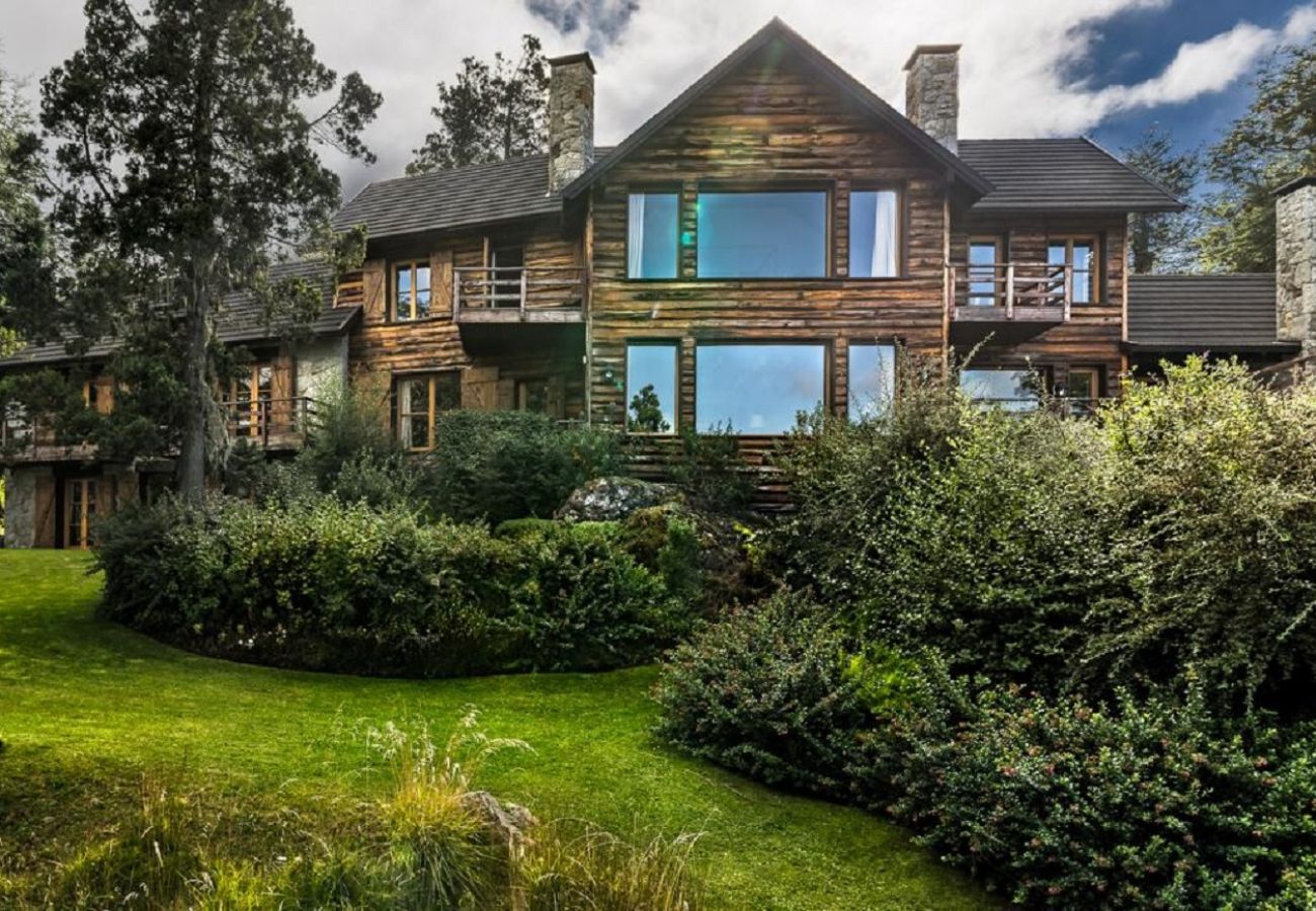 House in San Carlos de Bariloche - ARE06 SOPHISTICATED HOUSE WITH SPECTACULAR VIEW IN ARELAUQUEN