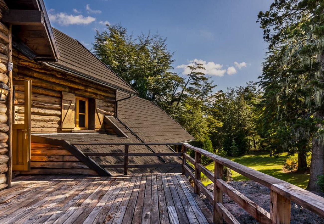 House in San Carlos de Bariloche - ARE06 SOPHISTICATED HOUSE WITH SPECTACULAR VIEW IN ARELAUQUEN