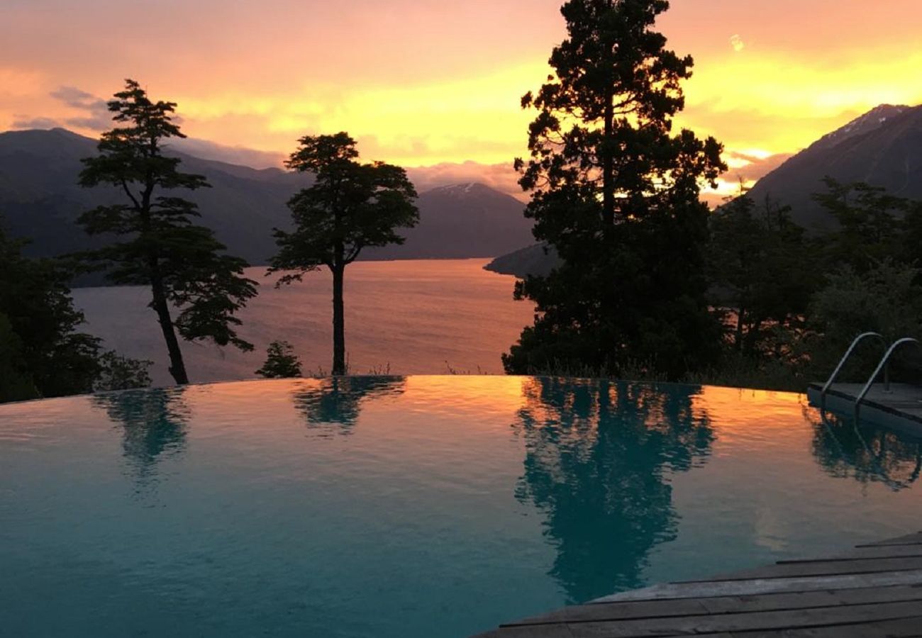 House in San Carlos de Bariloche - ARE06 SOPHISTICATED HOUSE WITH SPECTACULAR VIEW IN ARELAUQUEN