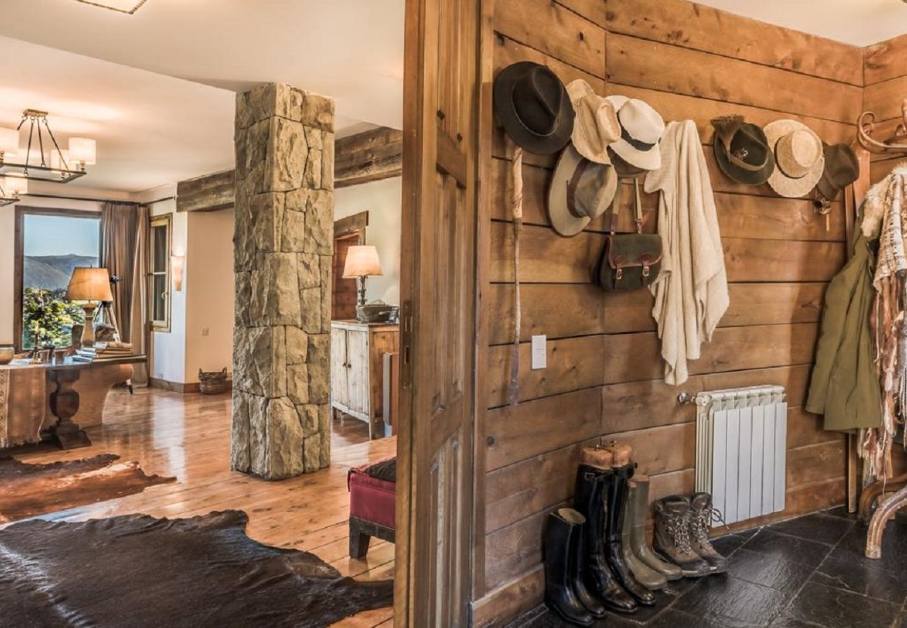 House in San Carlos de Bariloche - ARE06 SOPHISTICATED HOUSE WITH SPECTACULAR VIEW IN ARELAUQUEN